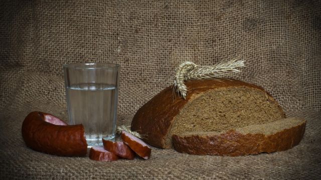 Украина закупает крымский алкоголь и мясо