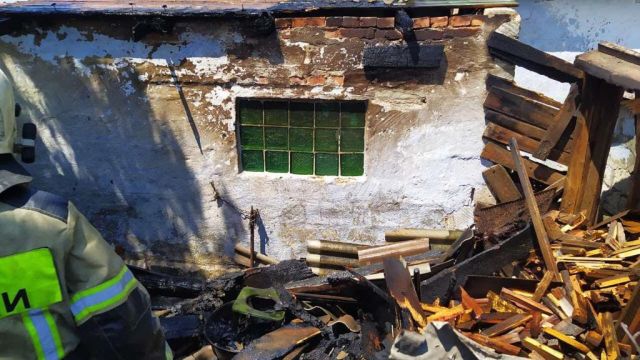 Из-за сухой травы в Крыму загорелся дом