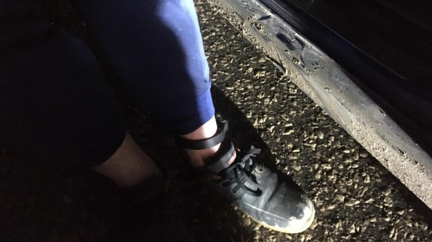 В Евпатории мужчина, находившийся под домашним арестом, вывел из строя электронный браслет на ноге