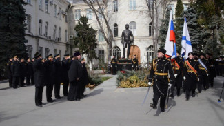 Военнослужащие Черноморского флота почтили память адмирала Ушакова