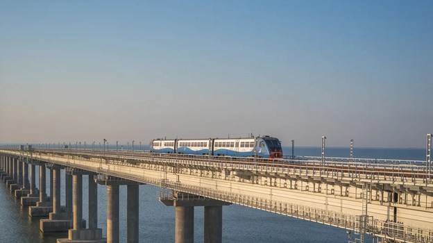 Год назад по Крымскому мосту проехал первый пригородный поезд