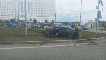 Фургон протаранил автомобили на парковке больницы в Симферополе