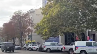 Здание правительства Севастополя оцепили из-за угрозы теракта