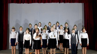 Хор младших классов «Золотые нотки» – «С чего начинается Родина»