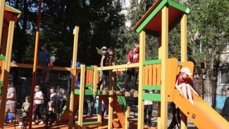 В Симферополе открыли новую детскую площадку