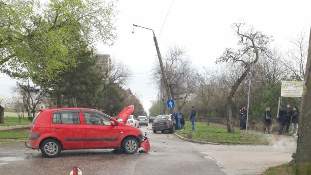 ДТП в Крыму: автомобиль такси «влетел» в столб