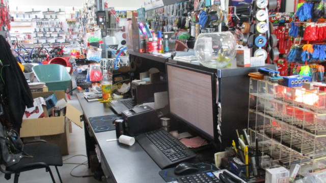 В Саках мужчина расплатился за инструменты билетами банка приколов