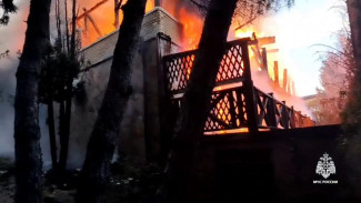 Огонь уничтожил два этажа здания: пожар в Алуште локализовали