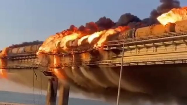 На Крымском мосту произошел подрыв грузового автомобиля