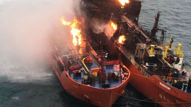 Горящий танкер в Черном море взят на буксир