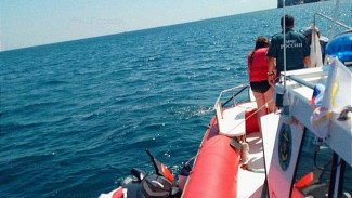 Ялтинский морской патруль нашёл в море двух дрейфующих на заглохшем гидроцикле туристов