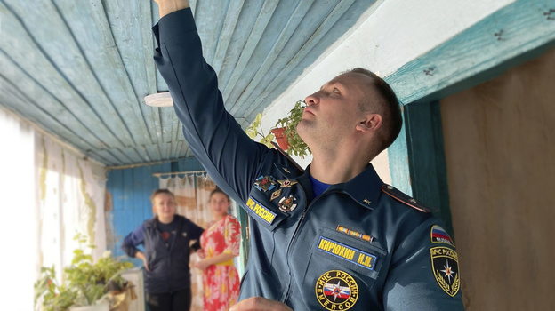Сотрудники МЧС установили пожарную сигнализацию в домах крымчан