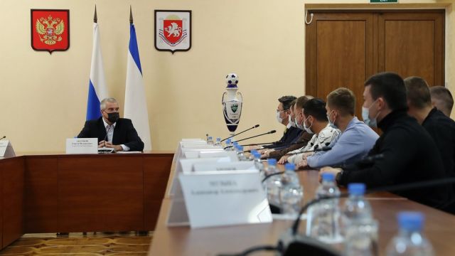 Аксёнов наградил футболистов Крымского федерального университета