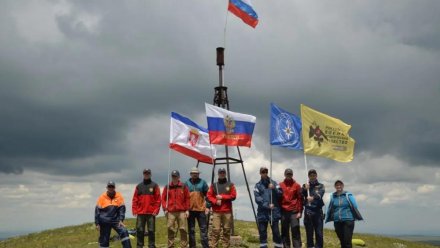 Флаг России развевается на вершине Северной Демерджи