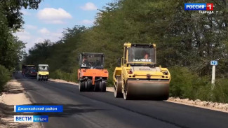 В Джанкойском районе специалисты приводят в порядок 15 километров дороги Днепровка — Роскошное