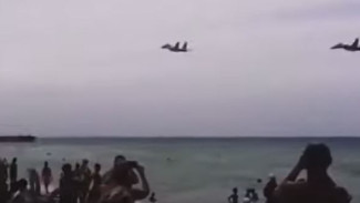 На пляже в Сакском районе замечены низколетящие военные самолёты