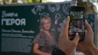 В Симферополе открылась уличная фотовыставка «Учитель Героя»