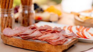 В Крыму реализуют опасную колбасу и мясные консервы