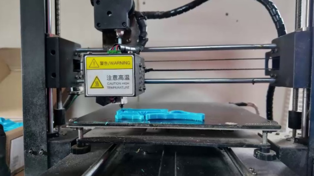 Инженер из Крыма изготавливает на 3D-принтере изделия для фронта
