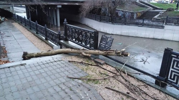 В Симферополе разрушили новый забор на улице Гагарина
