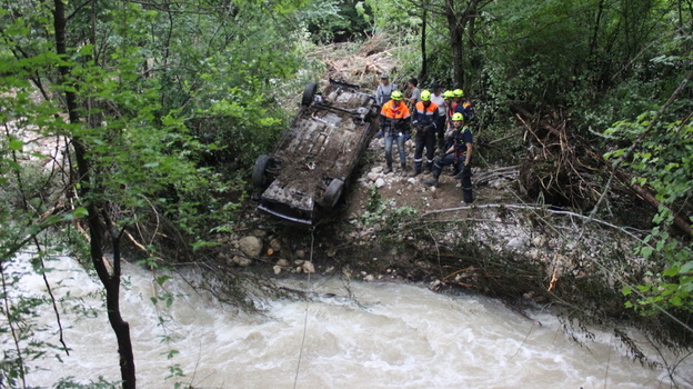 Стихия в Крыму унесла автомобиль туристов из Беларуси в реку Коккозка