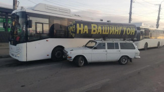 Автомобиль с надувной ядерной ракетой врезался в автобус в Севастополе