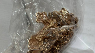 В Феодосии мужчина лишился драгоценной цепочки после застолья с новым знакомым