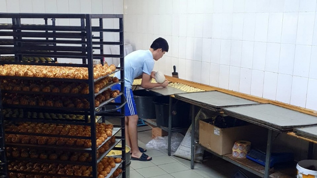 В Крыму трудовые мигранты незаконно пекли булочки в подпольном цехе (ВИДЕО) 