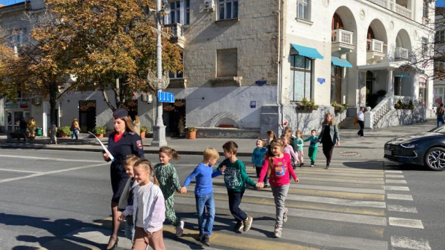 Сотрудники Госавтоинспекции Севастополя  учат малышей переходить дорогу