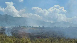В Симферопольском районе горит сухая трава: к тушению привлечена авиация 