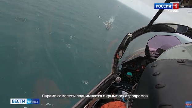 Истребители Су-27 провели учения в небе над Крымом