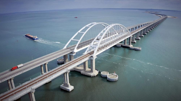 Крымский мост открыли для проезда автомобилей досрочно
