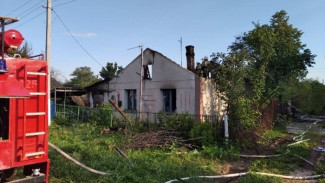 В Нижнегорском районе из горящего дома эвакуировали человека