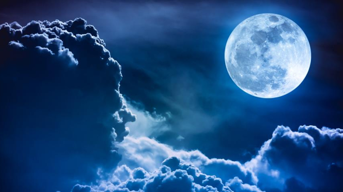 Луна на синем небе