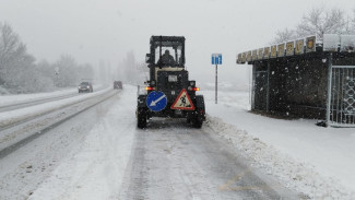 На дороги Севастополя вышла вся снегоуборочная техника