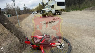 Грузовик столкнулся с питбайком под Судаком: Двое детей пострадали