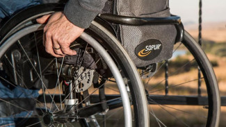 В две крымские больницы купили спецтранспорт для инвалидов
