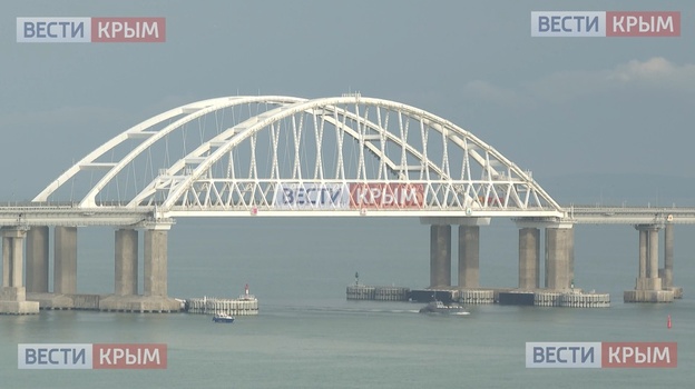 Отряд кораблей Каспийской флотилии прошёл под Крымским мостом