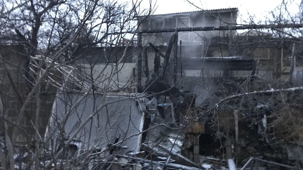На пожаре в Севастополе спасли женщину с ребенком