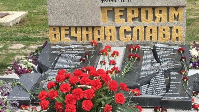 В Крыму вандалы разбили мемориальные плиты