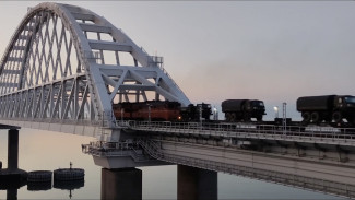 Новый эшелон с военной техникой пересёк Крымский мост