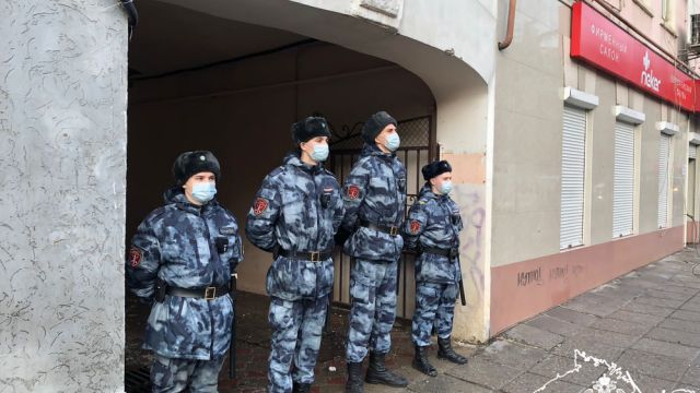 Росгвардия охраняет сгоревший ночью дом в Ялте