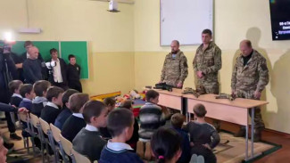 Десантники ВС РФ провели урок мужества для воспитанников Новокиевского социально-реабилитационного центра