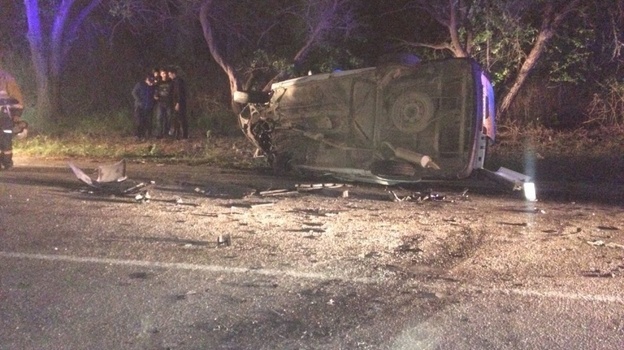 В Нижнегорском районе Крыма автомобиль врезался в дерево и опрокинулся