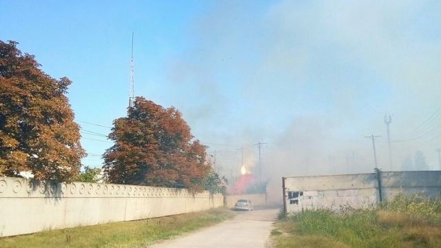 В Джанкое горят железнодорожные склады