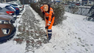 В Симферополе более 400 дворников очищают пешеходные зоны от снега 