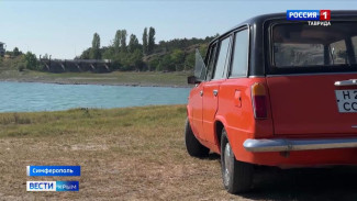 Крымчанин отреставрировал ретро-автомобиль своими руками 