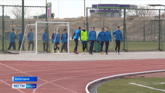 Футболисты из ДНР провели первую тренировку в Крыму