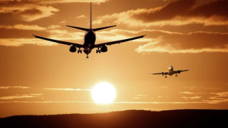 Несколько пассажирских рейсов изменили свой курс из-за неопознанного самолёта в небе над Чёрным морем