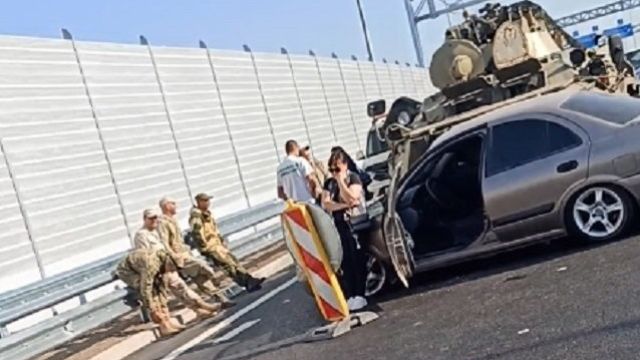БТР протаранил легковушку на «Тавриде»